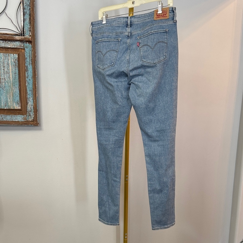 Levi's Women's 711 Skinny Jeans distressed NWT 31